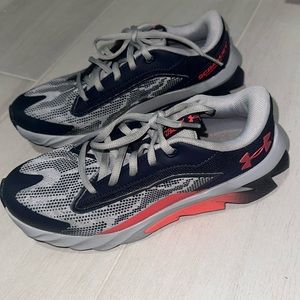 New shoes I used only one time inside the house  comfortable and smooth